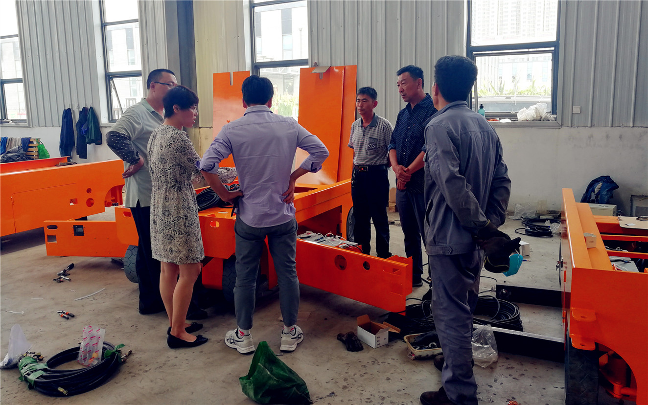 江苏客户前来济南坤宇升降机械有限公司实地考察全自动升降平台